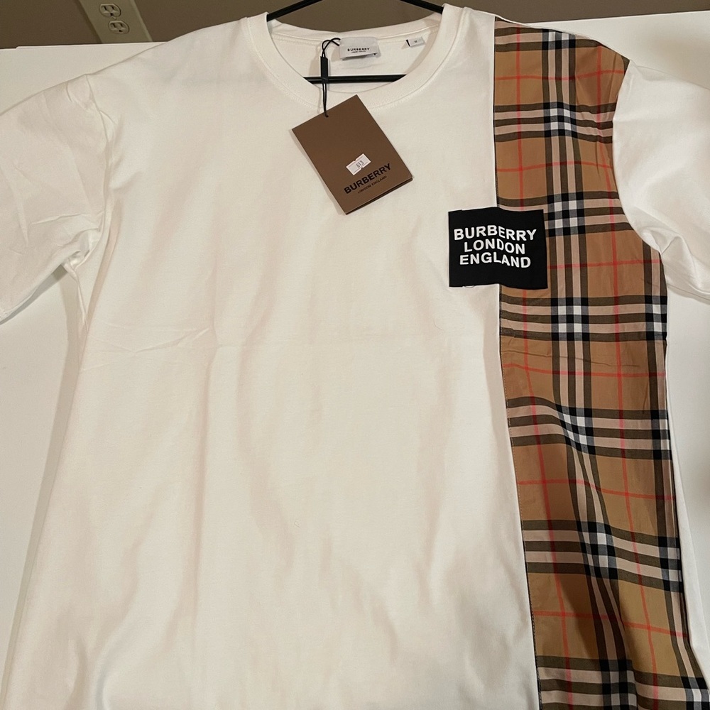 Size M NWT Burberry T-Shirt, Authentic and Never Worn